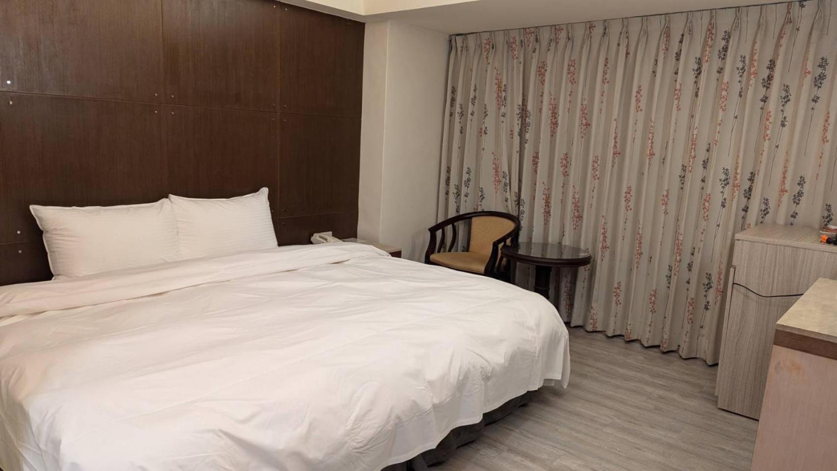 Waugh Den Business Hotel Taichung Extérieur photo